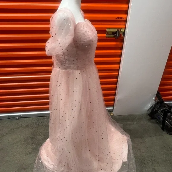 Elegant Pink Gown with Sparkling Details - Picture 2 of 11